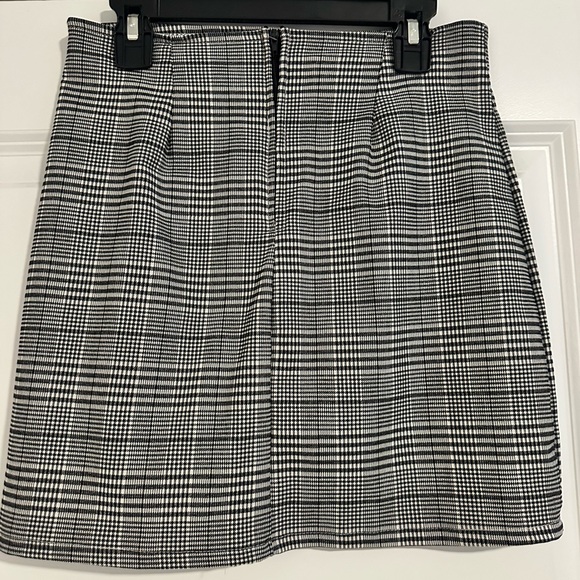 Windsor plaid mini skirt. Size small, NWT - Picture 2 of 3